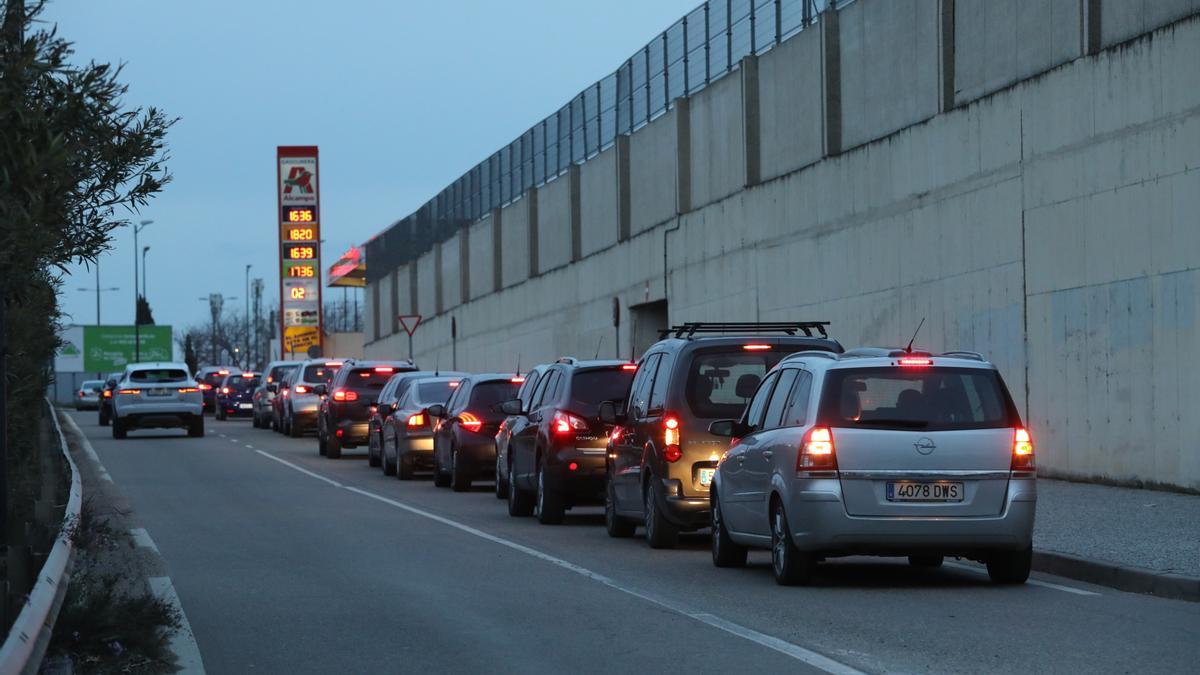 Larga fila en la gasolinera de Alcampo, entre las más baratas de Aragón.