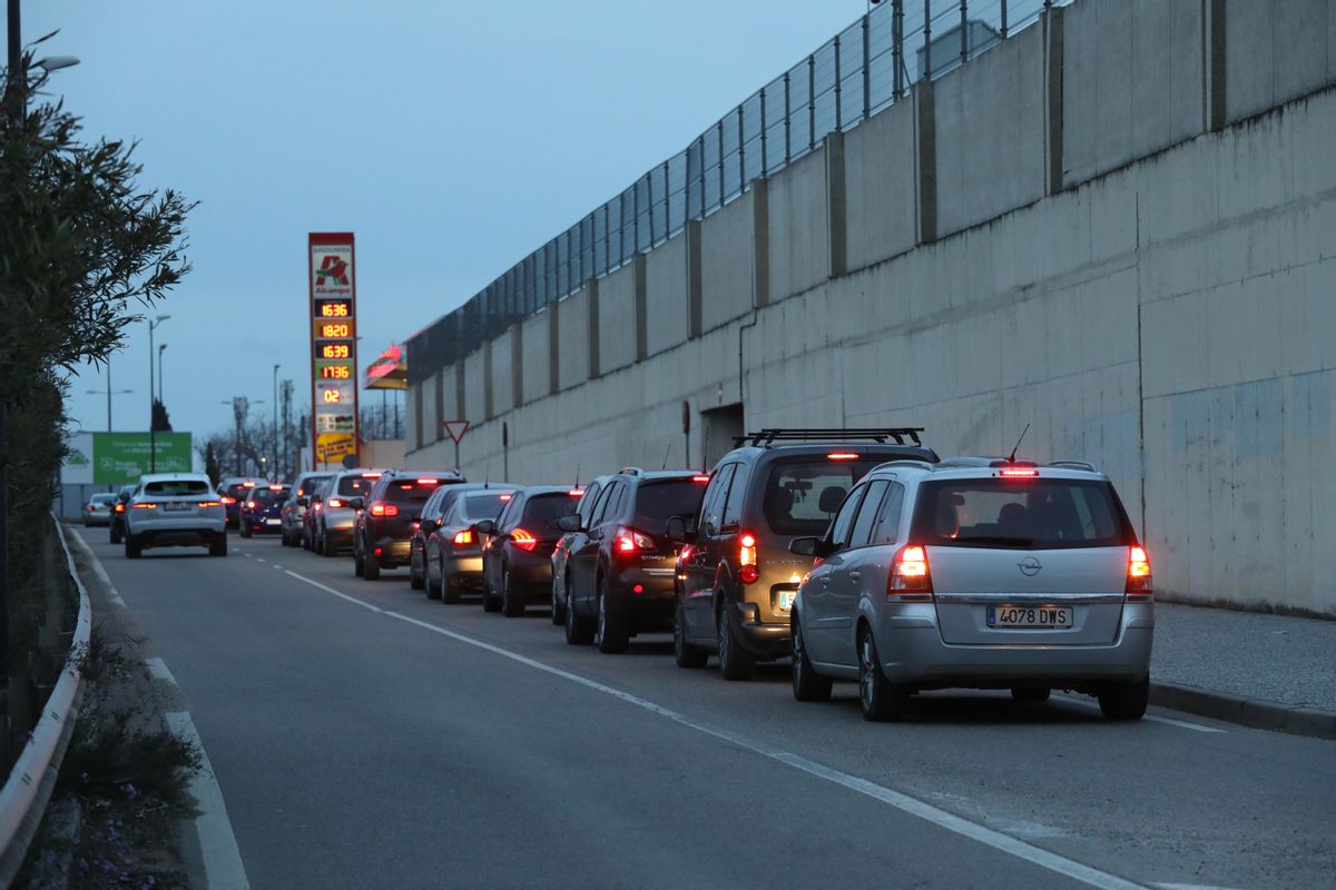 Larga fila en la gasolinera de Alcampo, entre las más baratas de Aragón.