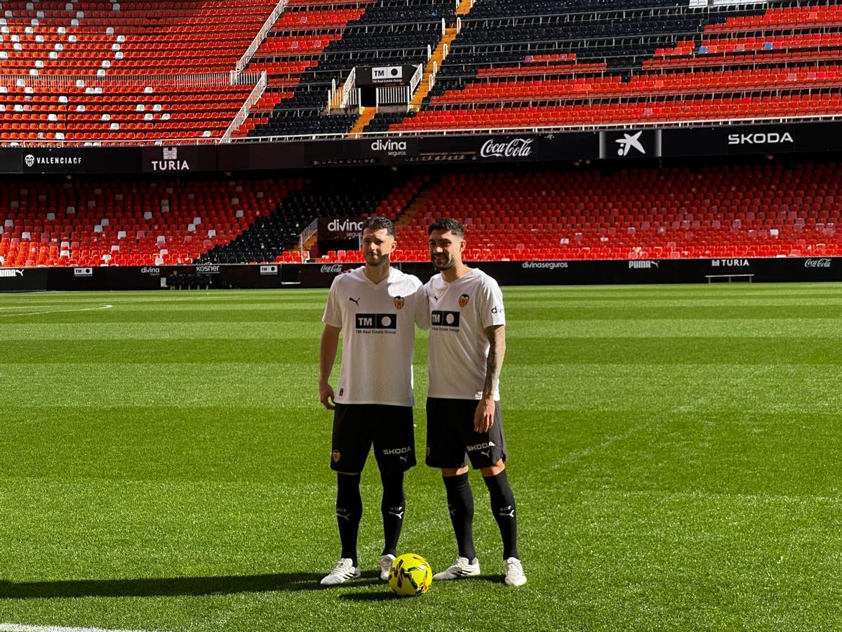 Unai Núñez y Guido Rodríguez, sobre el césped de Mestalla en su presentación.