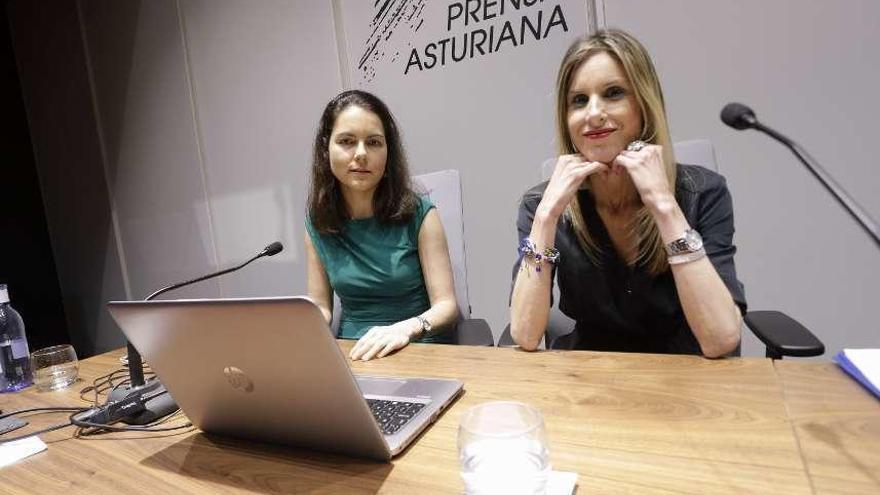 Paula Jiménez y Belén Álvarez, ayer, en el Club Prensa Asturiana.