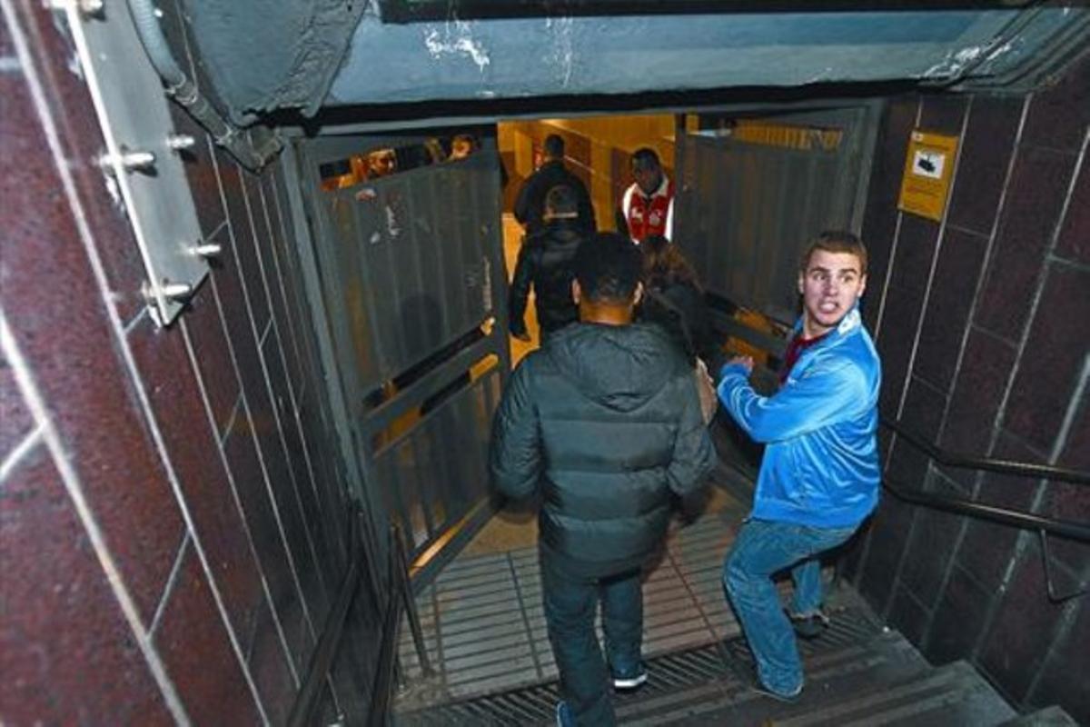 Un grup de joves aconsegueixen entrar a l’estació de metro de les Corts (línia 3), dimecres, uns segons abans que el personal en tanqués les portes. Un grup de joves aconsegueixen entrar a l’estació de metro de les Corts (línia 3), dimecres, uns segons abans que el personal en tanqués les portes.