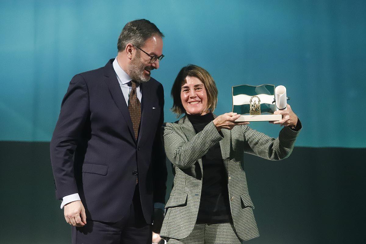 Casiana Muñoz tras recibir la Bandera de Andalucía.