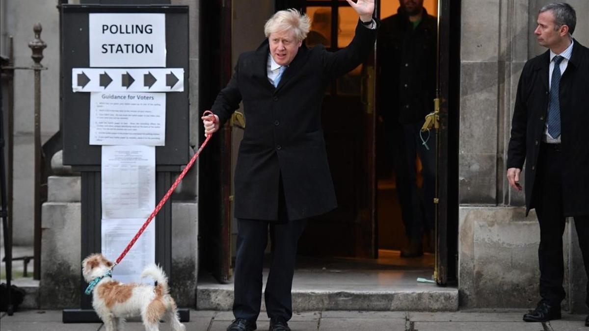 El primer ministro británico, Boris Johnson, saluda a su llegada a su colegio electoral en el centro de Londres.