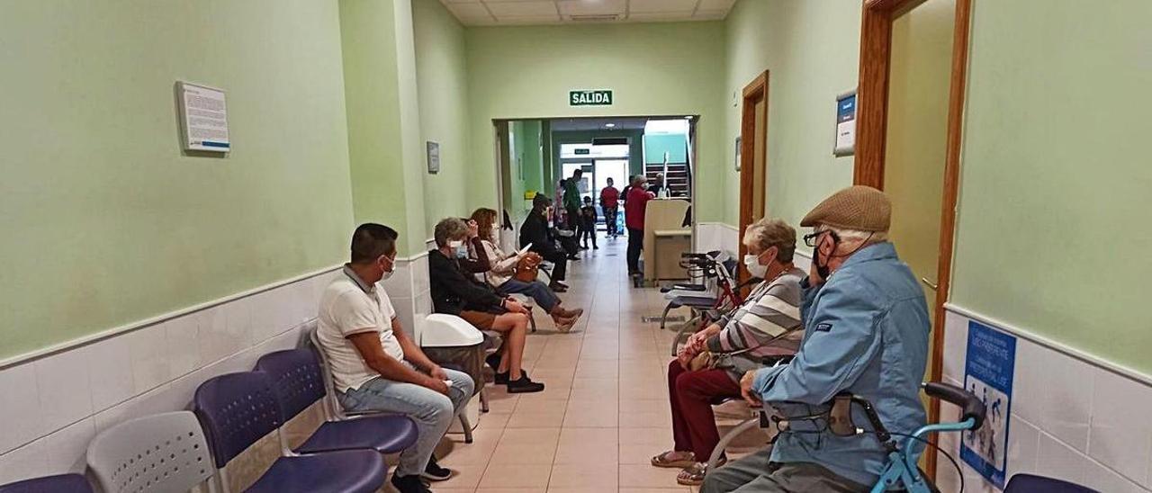 Imagen de un pasillo de consultas en un centro de salud de Torrevieja.