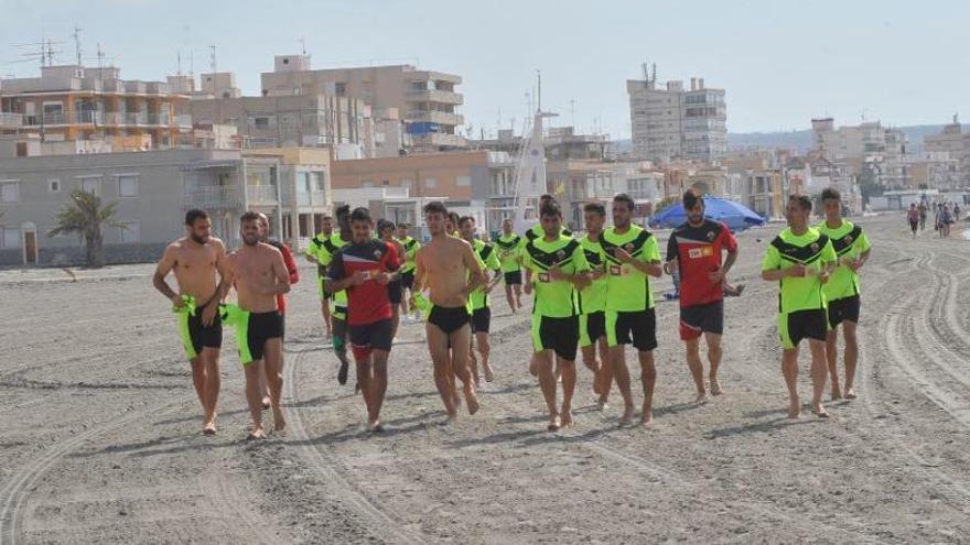 Los jugadores del Elche se ejercitan sobre la arena de la playa de el Tamarit