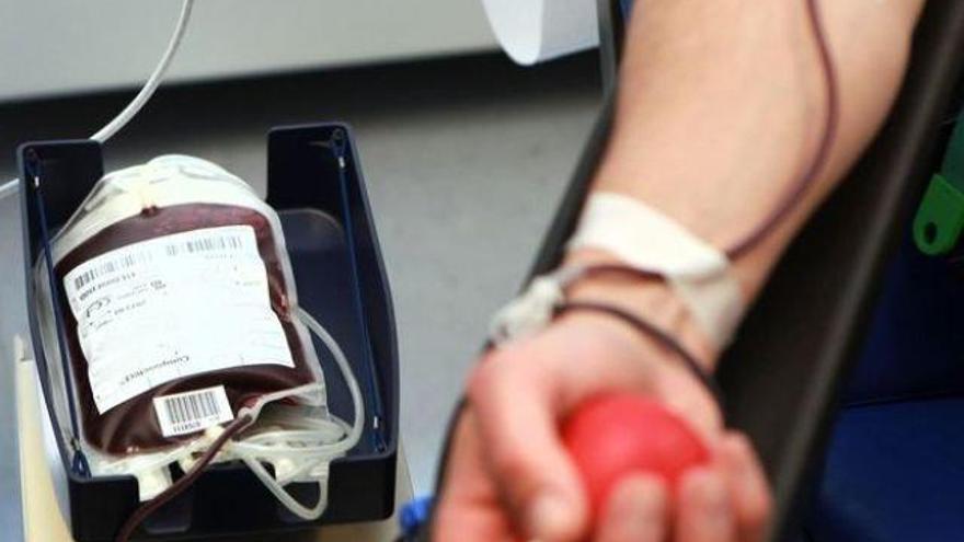 Persona realizando una donación de sangre.