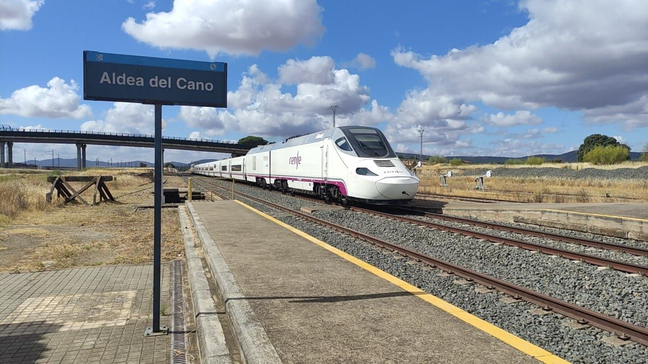 Primer viaje del tren de altas prestaciones entre Plasencia y Badajoz