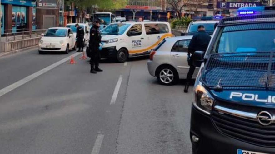 Varios policÃ­as, durante un control en las Avenidas de Palma el pasado fin de semana.