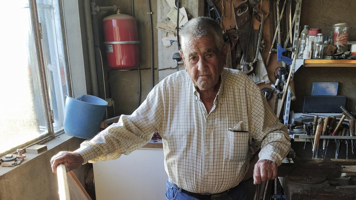 José Isidro Barbero, &quot;Joselito&quot;, en su taller de Villadepera, en Sayago.