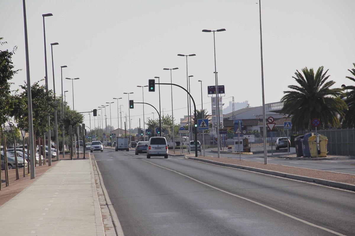 Carretera A-431 a su paso por la barriada periférica de Villarrubia en Córdoba.