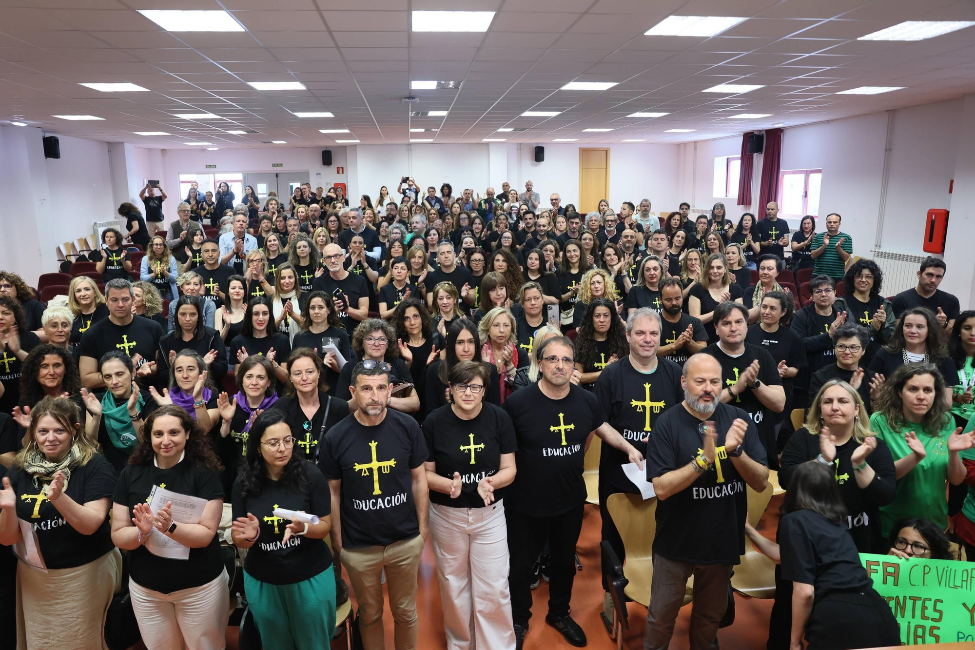 EN IMÁGENES: Concentración de directores de colegio de toda Asturias en el IES La Ería de Oviedo