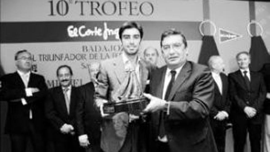 Perera recibe el trofeo taurino Triunfador de la Feria de San Juan de Badajoz del 2010