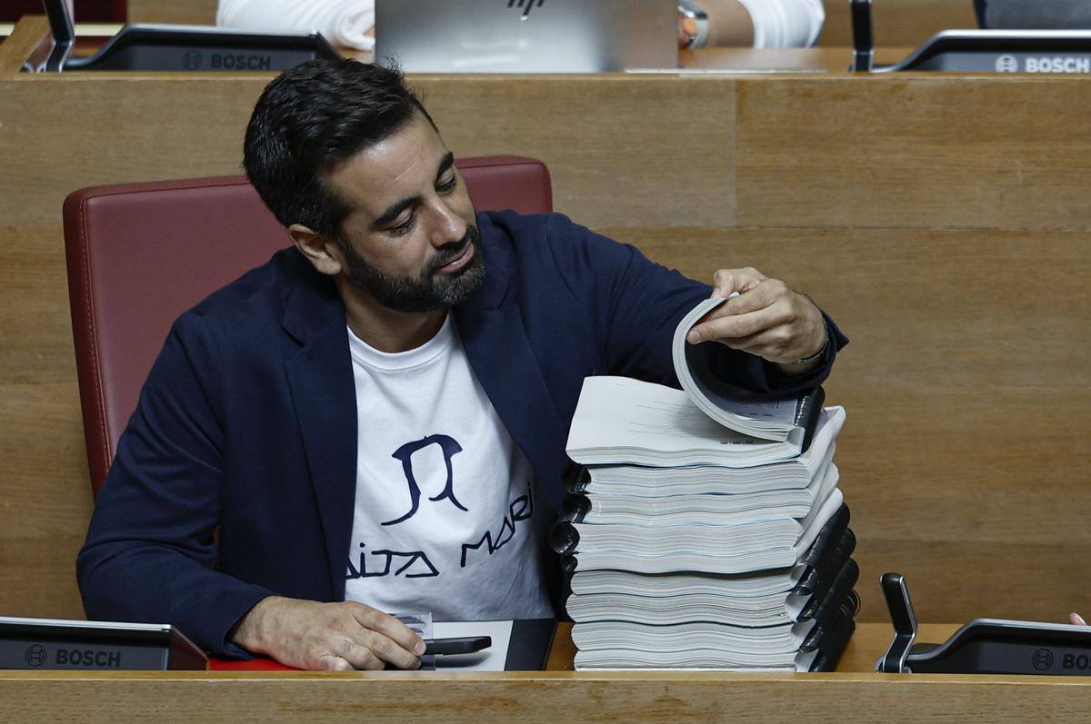 El síndic del PSPV, José Muñoz, con la camiseta de 'Aita Mari'.