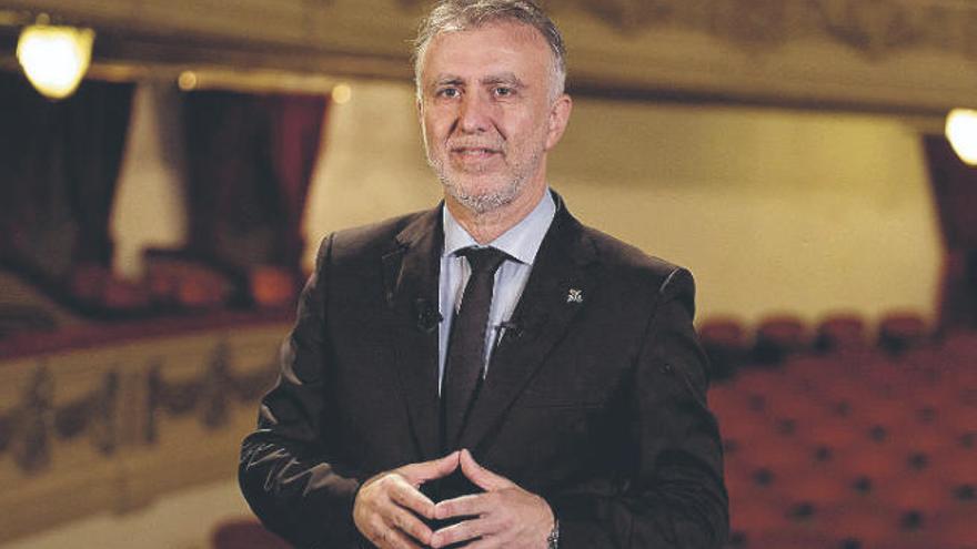 El presidente de Canarias, Ángel Víctor Torres, durante el discurso del 30 de mayo en el Teatro Guimerá.