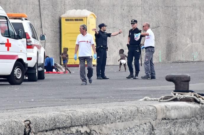 09/08/2019 ARGUINEGUIN. MOGAN. Llegada de una patera con inmigrantes a la costa de Maspalomas, son rescatados y transladados por Salvamento Marítimo al puerto de Arguineguin.   Fotógrafa: YAIZA SOCORRO.  | 09/08/2019 | Fotógrafo: Yaiza Socorro