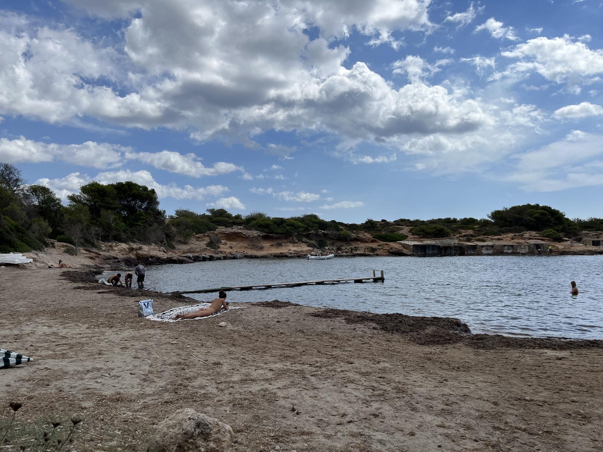 Hundimiento del yate en Ibiza: «Un trabajo muy duro» entre la posidonia de s’Estanyol