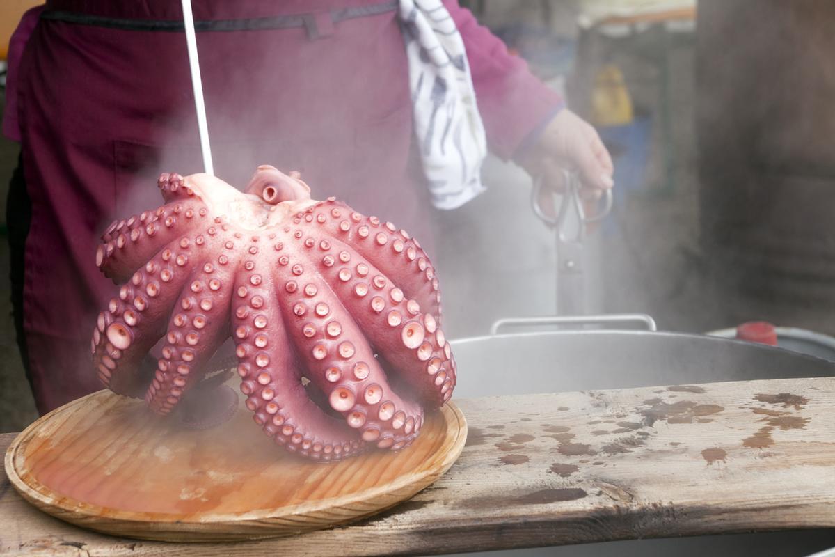 Pulpeira y pulpo gallego.