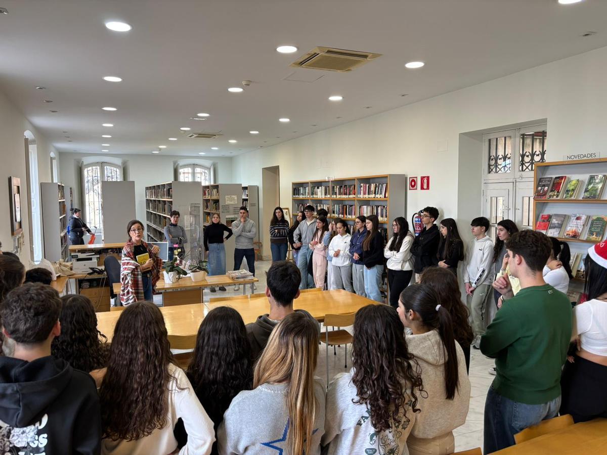 Visita a la sala de lectura en la que la directora explica el funcionamiento de la biblioteca.