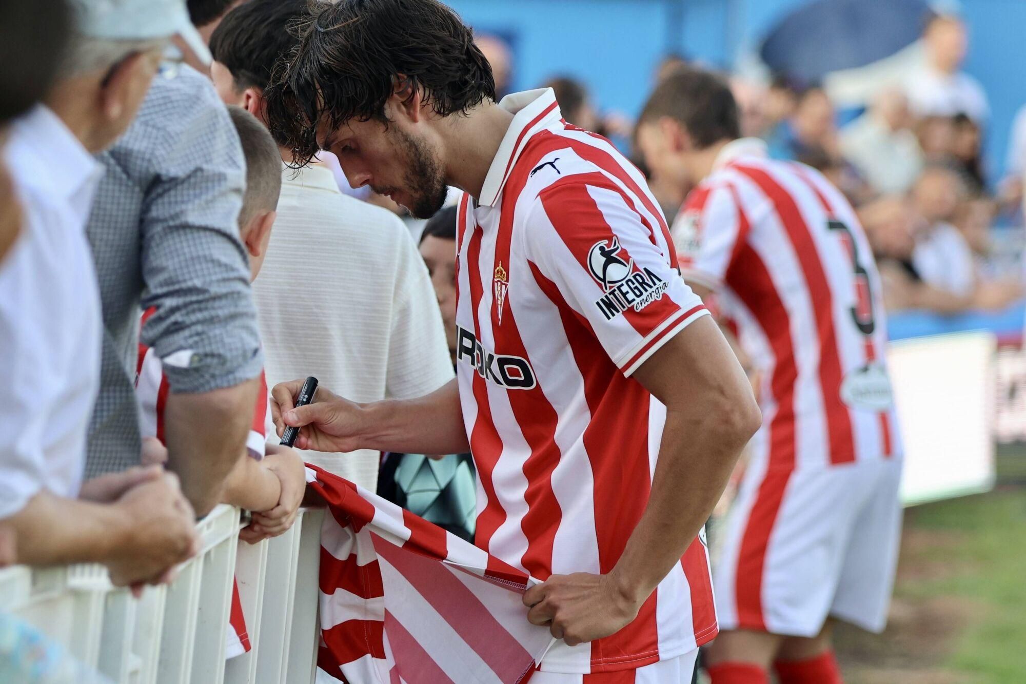 EN IMÁGENES: Amistoso de pretemporada en Grado entre Sporting y Racing de Santander