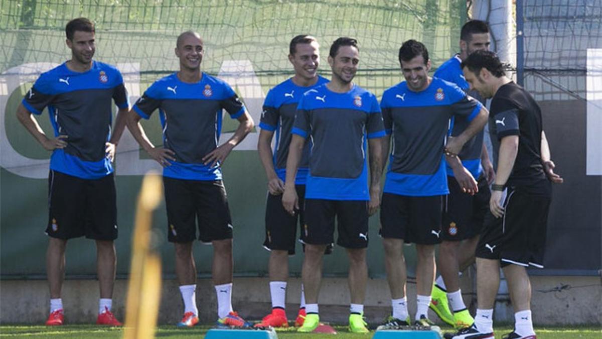 Sergio González conversando con algunos de sus jugadores durante esta pretemporada.