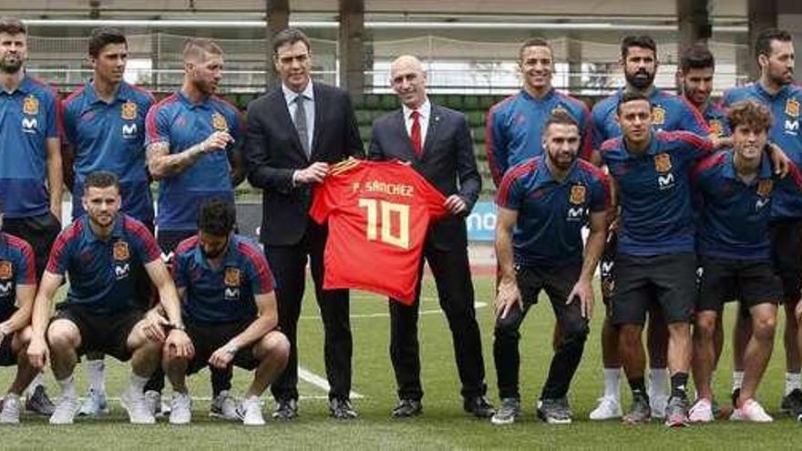 &quot;La unión hace la fuerza&quot;, arenga Pedro Sánchez, que condecoró a Iniesta en la despedida de la selección