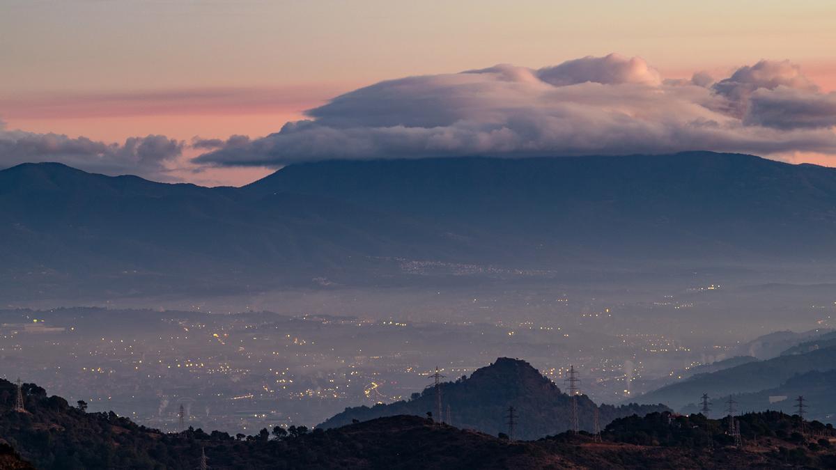 Nube orográfica sobre la cima del Montseny, del tipo stratocumulus lenticularis, a las 7.45 horas de la mañana del martes 16 de enero del 2024.