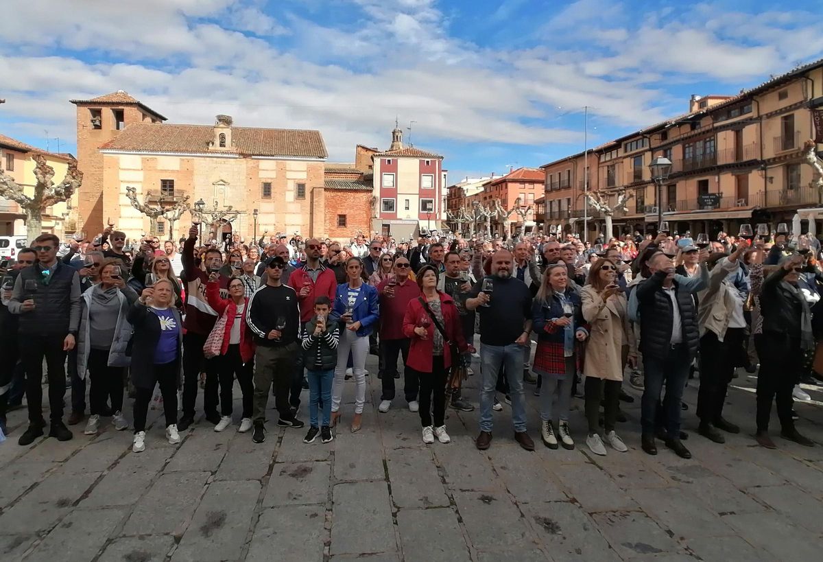 Brindis colectivo celebrado el pasado año en la Plaza Mayor de Toro