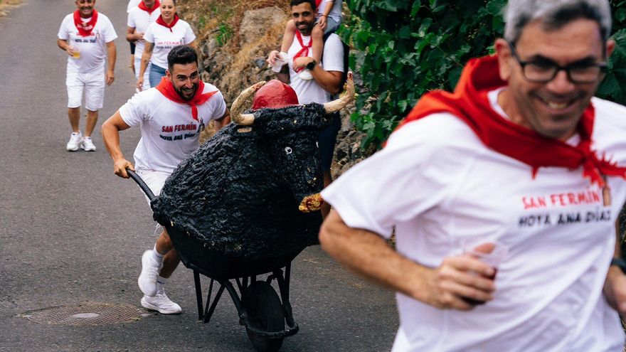 Un barrio de Tenerife tira el &#039;txupinazo&#039; y celebra su propio encierro de toros por San Fermín