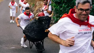 Un barrio de Tenerife tira el 'txupinazo' y celebra su propio encierro de toros por San Fermín