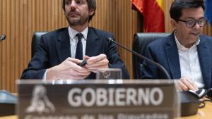 El ministro de Cultura, Ernest Urtasun, junto a Gerardo Pisarello en el Congreso.