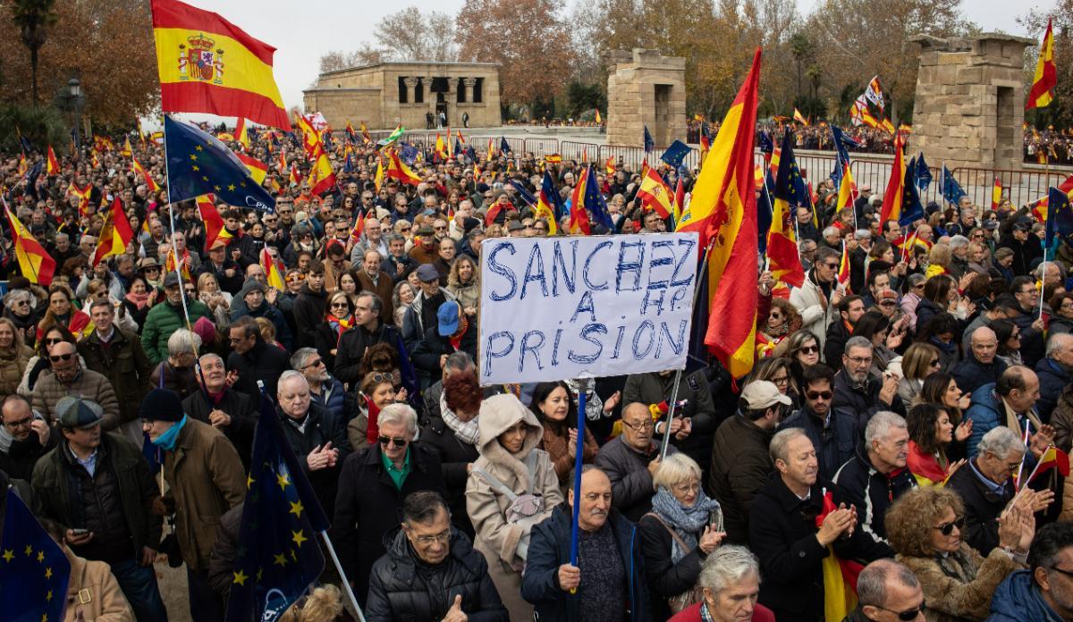 Ambiente durante un acto del PP contra la amnistía, en el Templo de Debod, a 3 de diciembre de 2023, en Madrid (España).