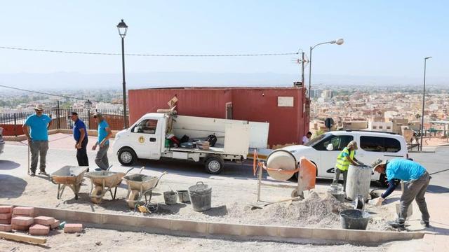 Los alumnos del programa municipal de empleo ejecutan la obra.