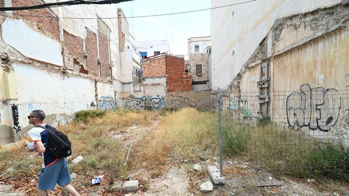 Solar deteriorado en la calle Federico García Lorca de Elche.