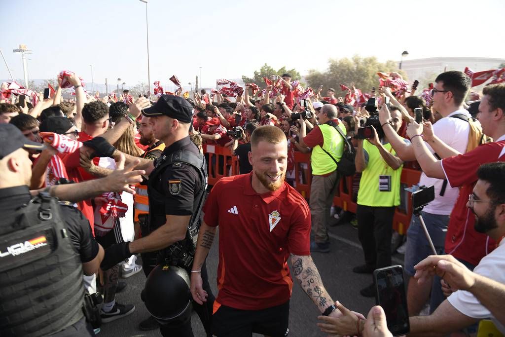 Recibimiento de la afición al Real Murcia antes del partido ante el Nástic