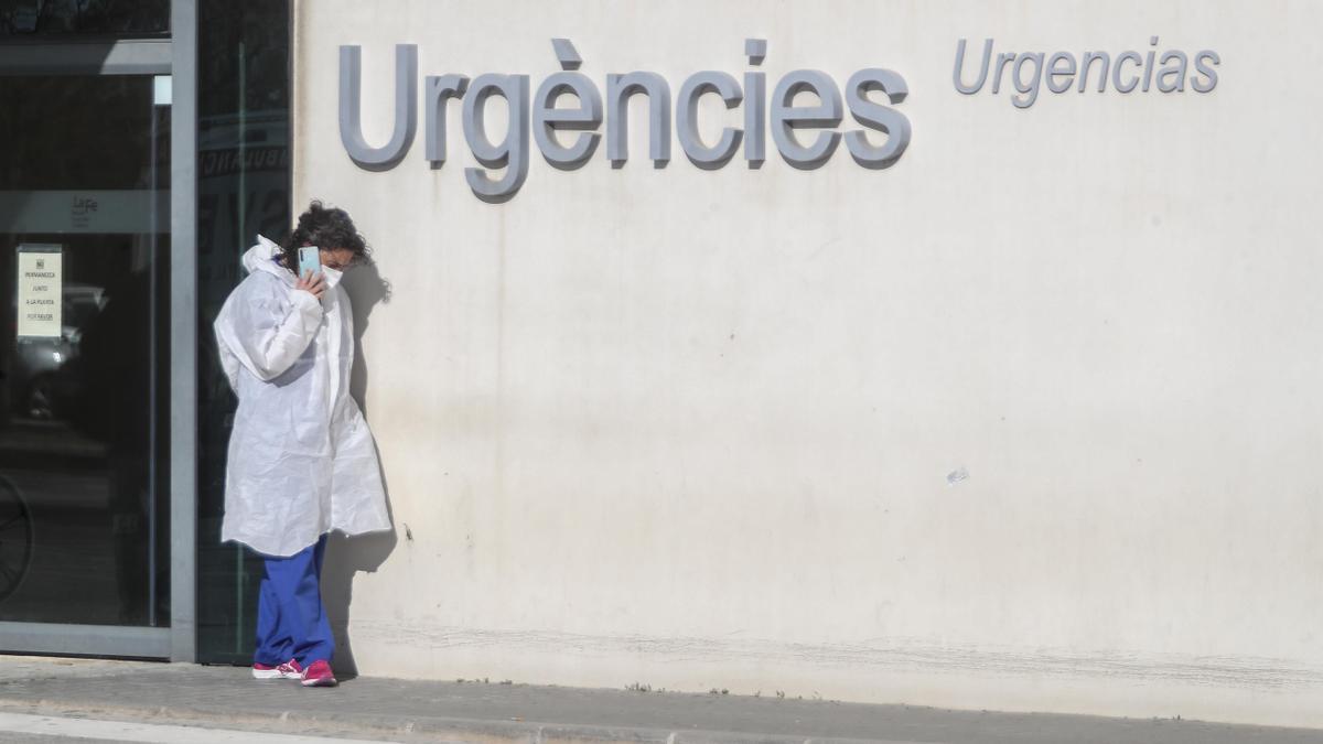 Una profesional sanitaria en la zona exterior de las Urgencias de La Fe.