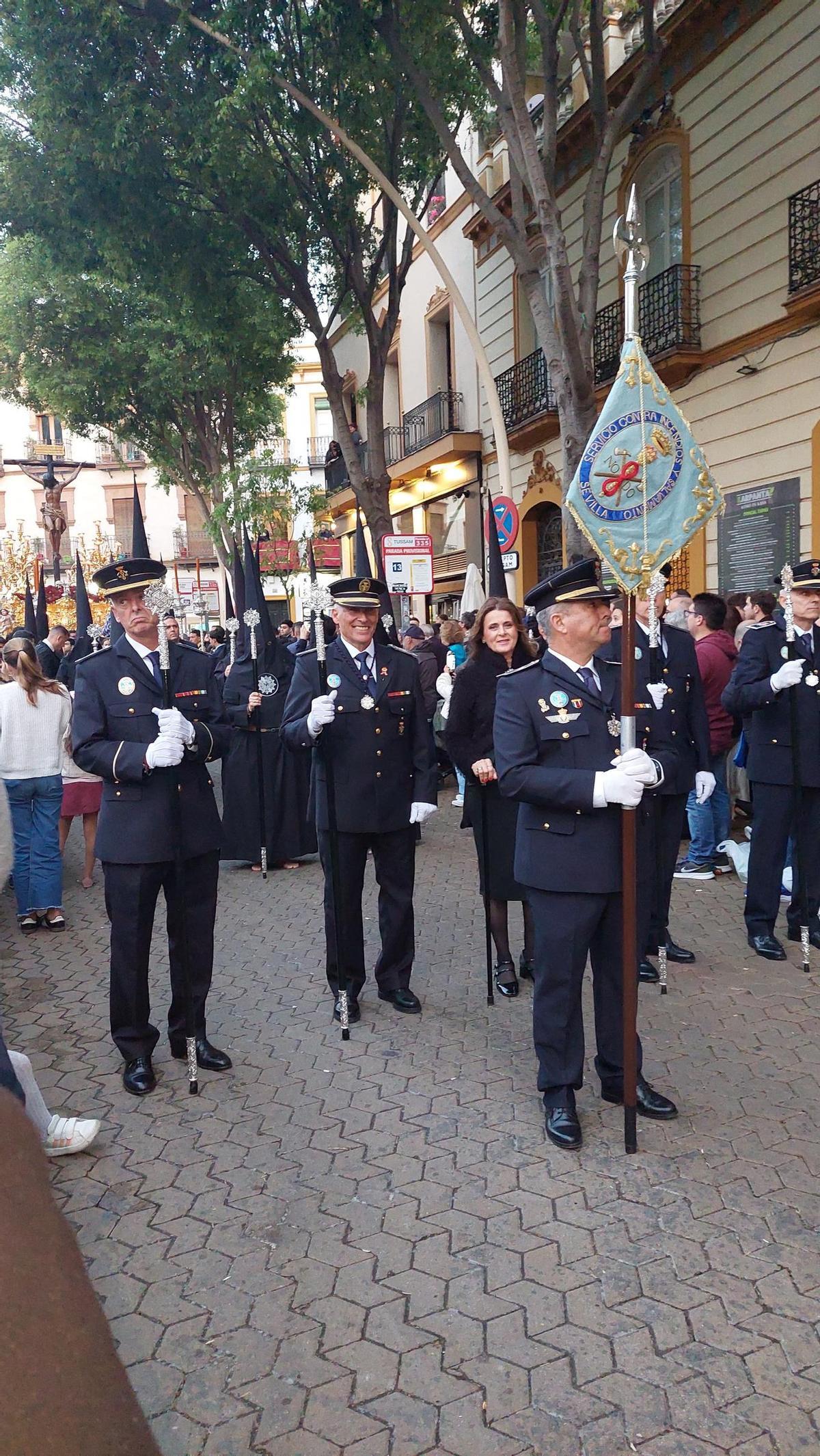 Eugenia García, alcaldesa de Antella, es homenajeada en Sevilla por acoger a sus bomberos durante la dana.