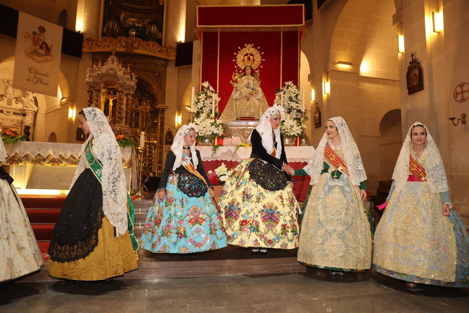 Carmen, Nerea y las dos cortes rematan la Ofrenda de Alicante