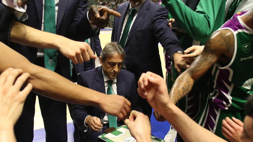 El banquillo del Unicaja, durante un tiempo muerto del partido.