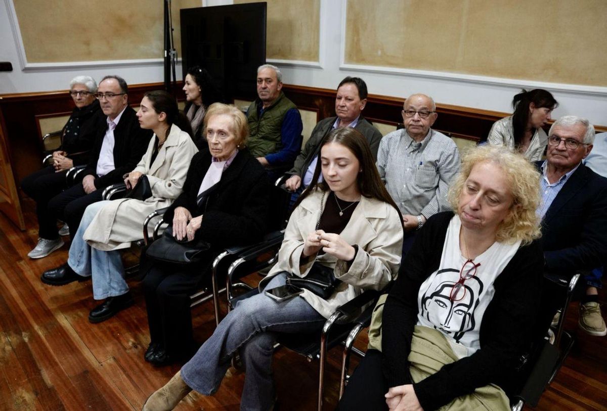 Familiares y políticos en el
salón de plenos de Rodeiro.
| Bernabé