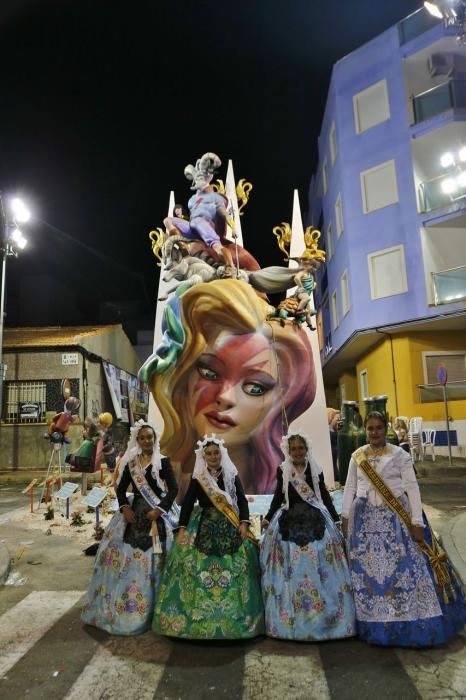 Cientos de personas, la mayoría adolescentes que quisieron disfrutar de la "cremá" y posterior "bañá" de los bomberos, se acercaron al barrio del Calvario para ver arder su hoguera