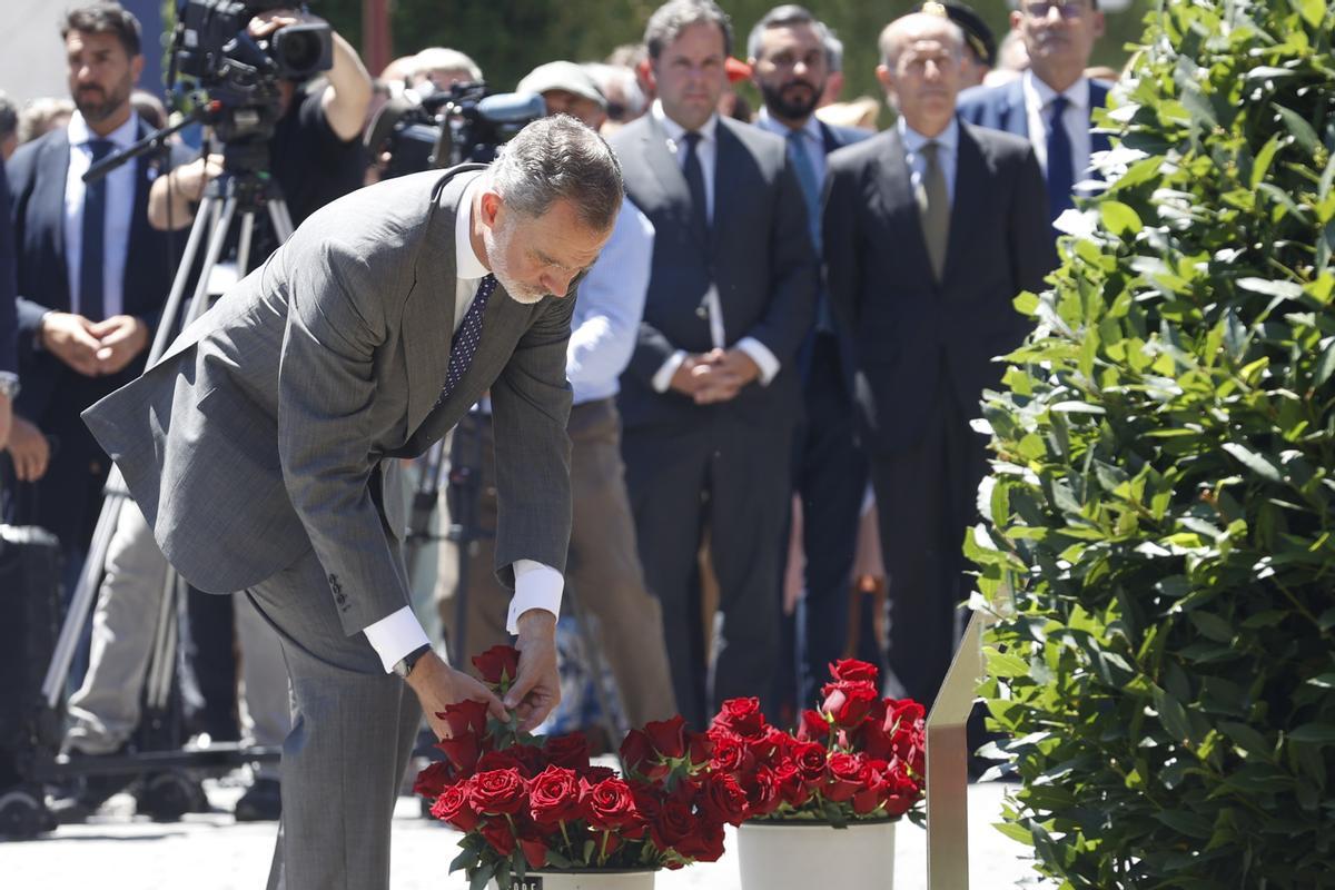 El rey Felipe VI deposita flores en el acto de homenaje celebrado en Ermua