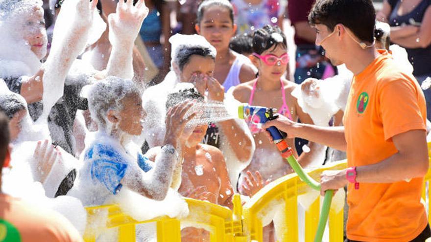 Fiesta de la espuma, ayer, por las fiestas de San Rafael.