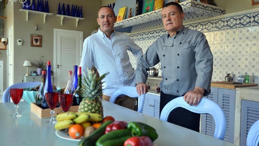 Nacho Crespo (izda.) y Julio Ouviña en la cocina donde imparten talleres