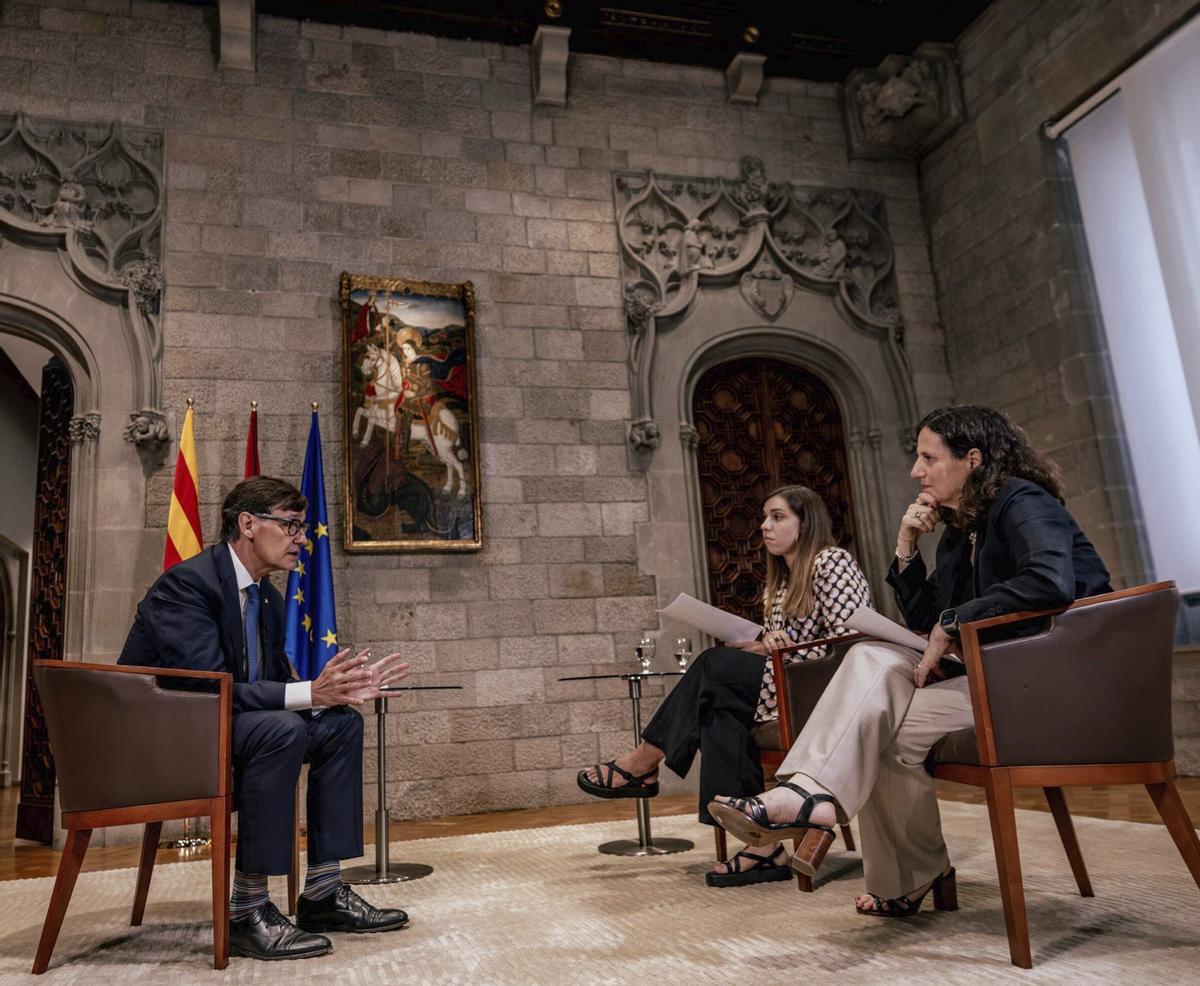 Salvador Illa conversa amb Júlia Regué i Gemma Martínez, cap de Política i directora d’EL PERIÓDICO, respectivament.  | JORDI OTIX