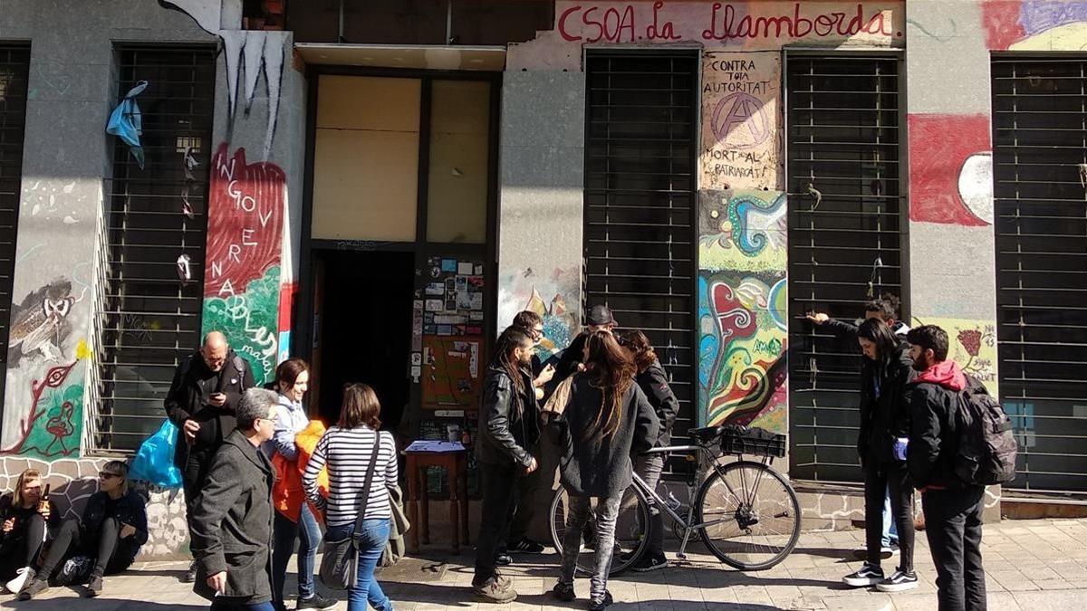 Exterior del bloque ocupado en la calle Amílcar del barrio del Guinardó.