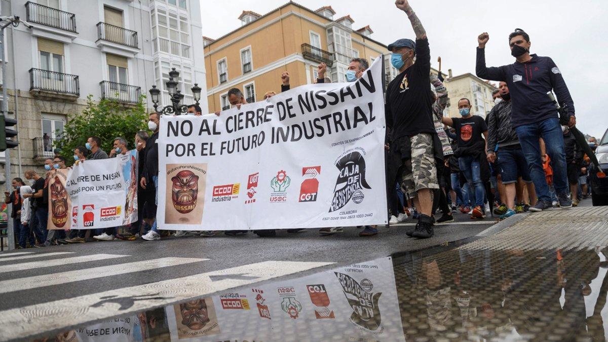 SANTANDER, 02/07/2020.- Los trabajadores de Nissan de Barcelona durante la manifestación que han realizado este jueves por las calles de Santander. EFE/Pedro Puente Hoyos