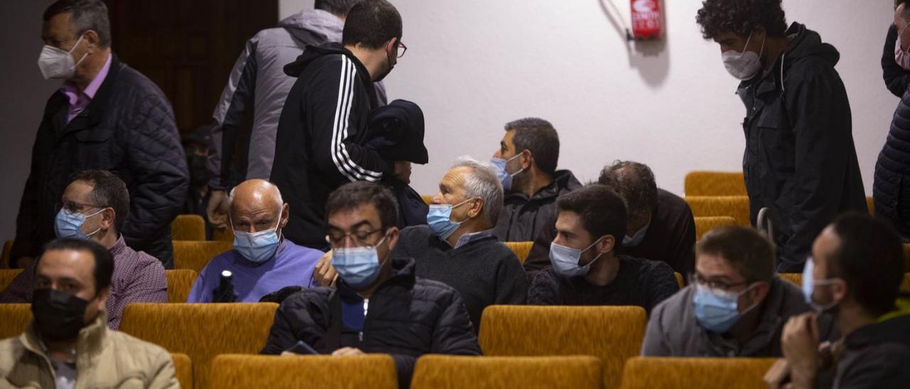 Socios rojillos durante los momentos previos al inicio de la asamblea de ayer. | DANIEL TORTAJADA