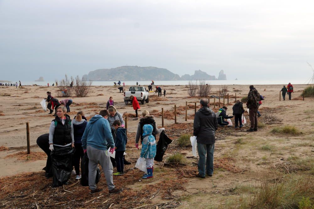 Voluntaris netegen les platges de l'Estartit