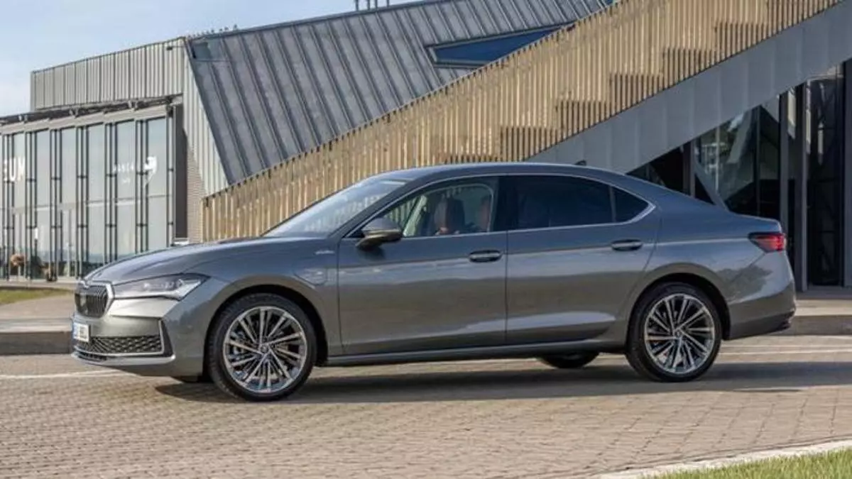 El Skoda Superb estrena una versión híbrida enchufable con 272 CV