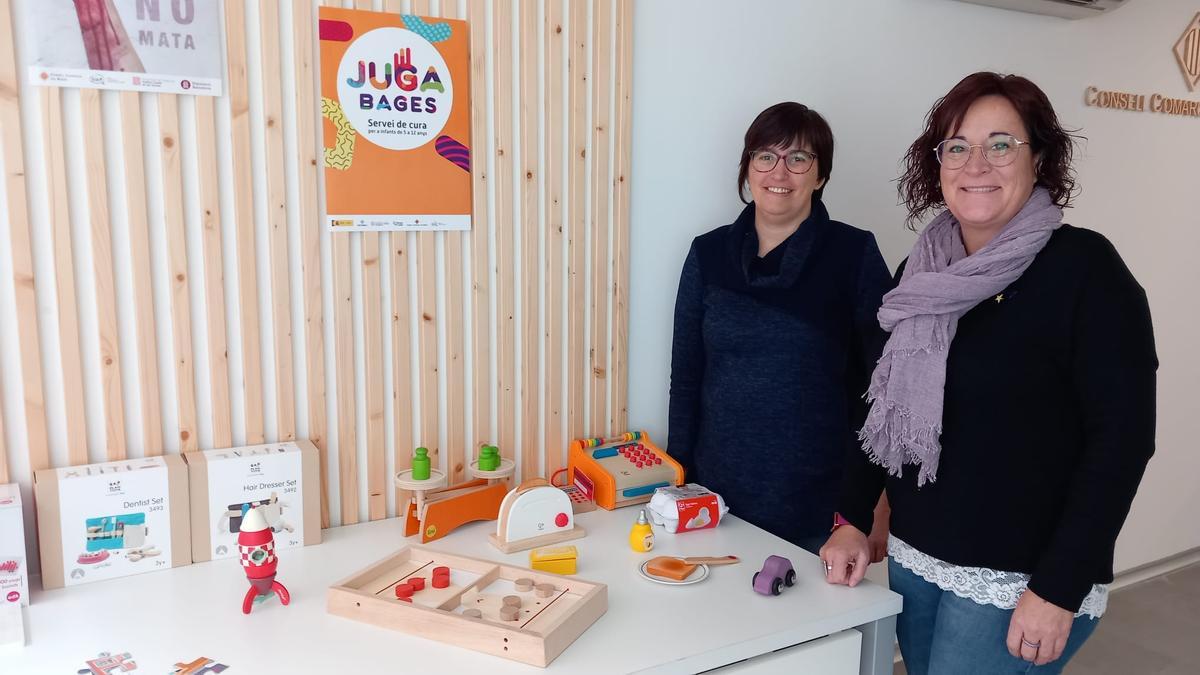 La tècnica d’Igualtat, Ester Arcos, i la consellera comarcal Àdria Mazcuñan amb el material del projecte